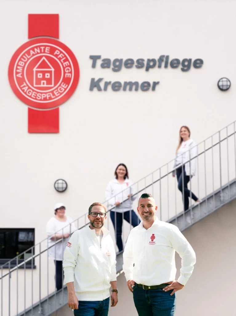 Mitarbeiter und Mitarbeiterinnen vor dem Pflegeheim der Tagespflege Kremer