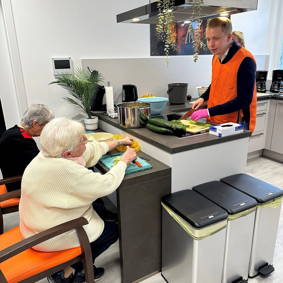 Pflegedienst-Kremer-News-Kreisbeigeordneter-Jannik-Marquart Kreisbeigeordneter Jannik-Marquart in Gemeinschfatsküche bei Kremer