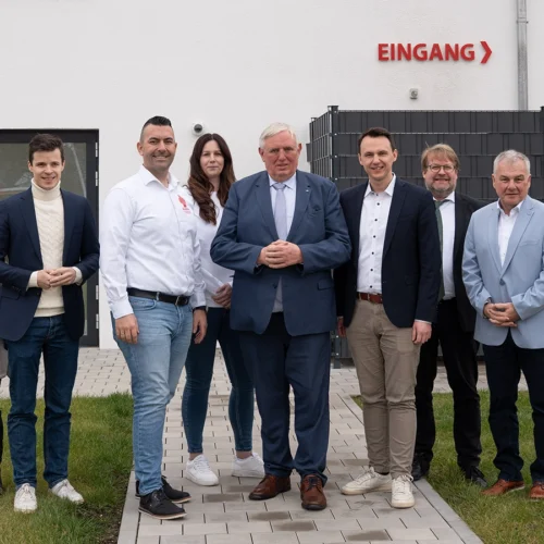 Teambild mit politischem Besuch