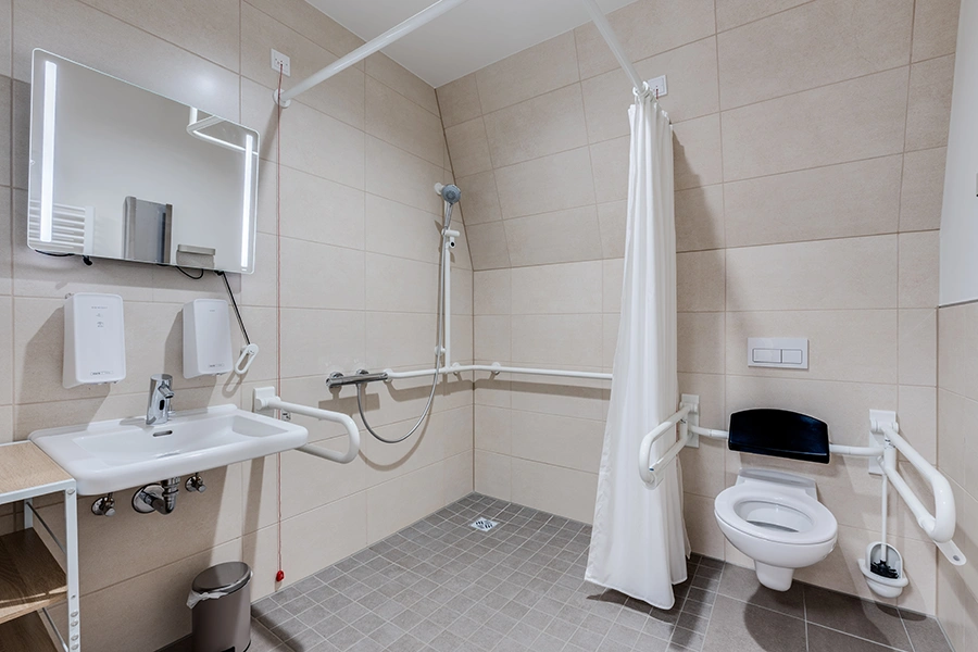 Innenaufnahme vom Badezimmer mit Blick in die Dusche