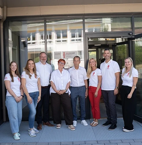 Team vom Pflegedienst Kremer vor dem Gebäude